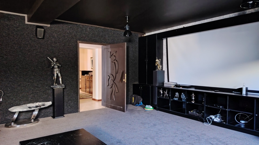 7 Bedroom Property for Sale in Outeniqua Strand Western Cape